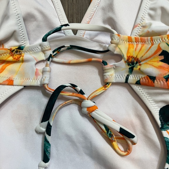 Cupshe Women's Ruffled V-Neck One-Piece Swimsuit with a floral print, Size Small - Picture 8 of 8